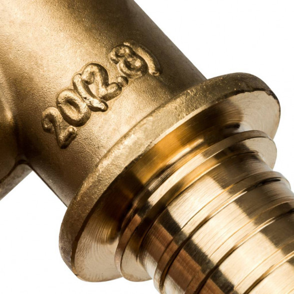 SFA-0009-002034 STOUT Угольник настенный с креплением 20xRp 3/4  для труб из сшитого полиэтилена аксиальный (340023H052028B)