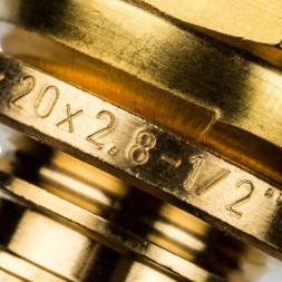 SFA-0019-002012 STOUT Переходник с накидной гайкой 20xG 1/2  для труб из сшитого полиэтилена аксиальный (3400C7H042028B)